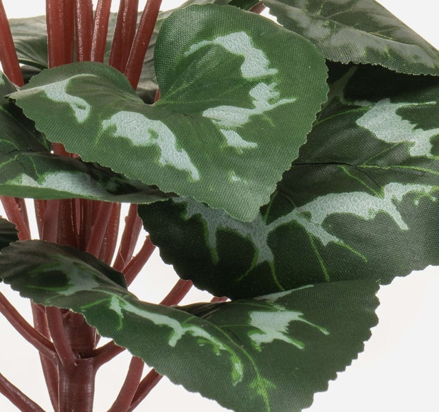 Künstliche Pflanzenblätter, herzförmig, dunkelgrün mit silbergrauer Musterung und rötlichen Stielen.