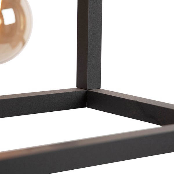 Detailansicht einer schwarzen Hängeleuchte mit einem kugelförmigen Lampenschirm.