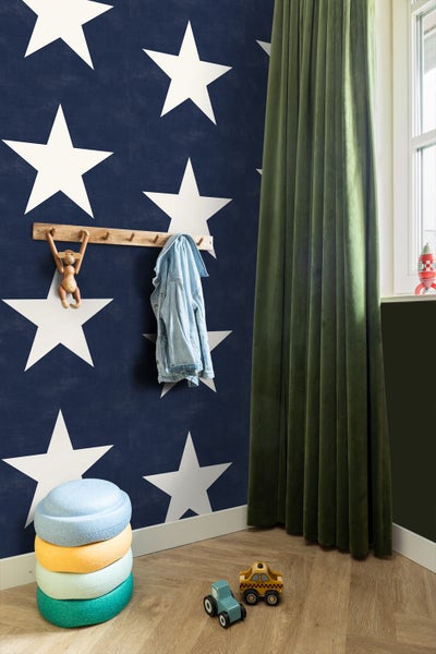 Kinderzimmer mit Sternentapete, Garderobe, Vorhang und Spielzeug