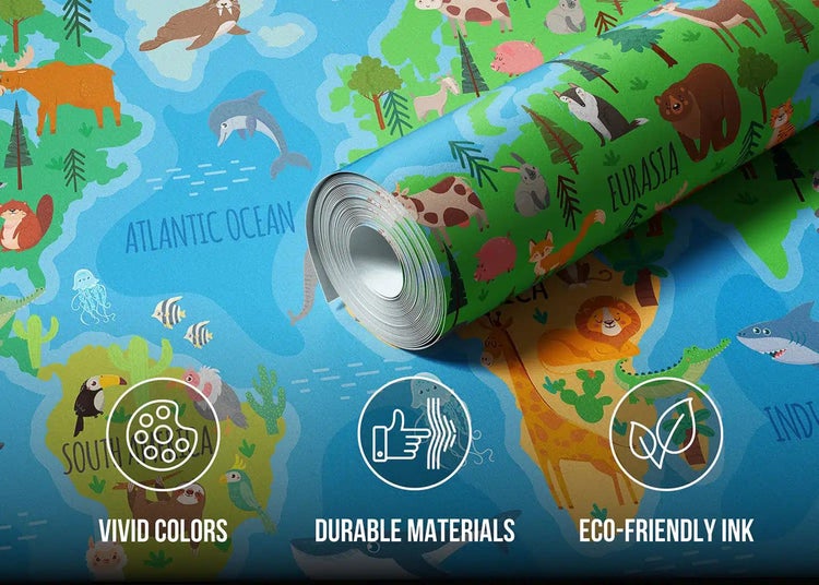 Kindertapete mit Weltkarte und Tieren, lebendige Farben, langlebige Materialien und umweltfreundliche Tinte.