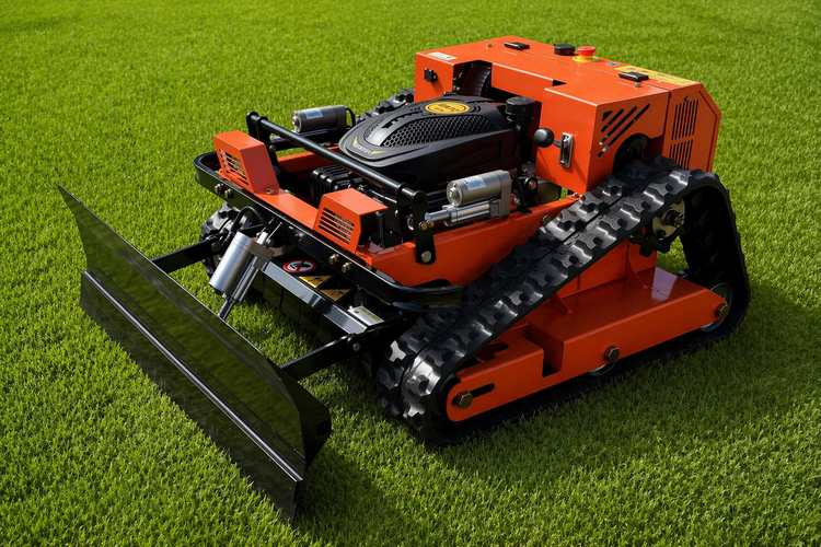 Ferngesteuerter Böschungsmäher mit Kettenantrieb und Frontschild auf einer Rasenfläche.