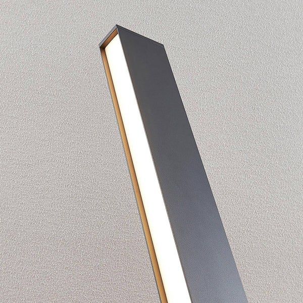 Rechteckige LED-Außenleuchte in Anthrazit mit vertikalem Lichtstreifen an einer Wand.