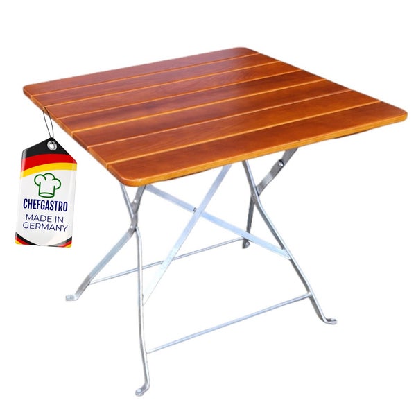 Klappbarer Tisch mit brauner quadratischer Holzplatte aus Latten und silbernem Metallgestell. ChefGastro Logo. Hergestellt in Deutschland.