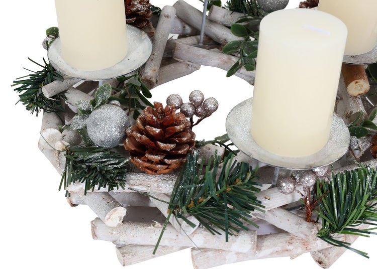 Adventskranz aus Holz mit Kerzen, Tannenzapfen und Kugeln
