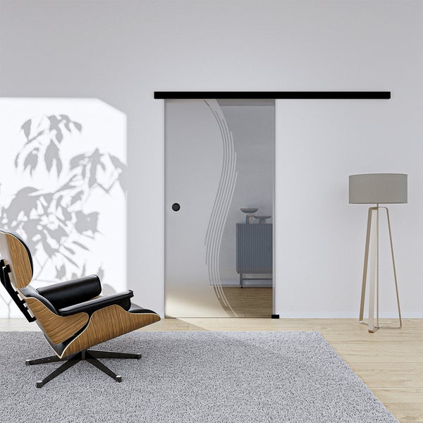 Innenraum mit Glasschiebetür, Sessel und Stehlampe