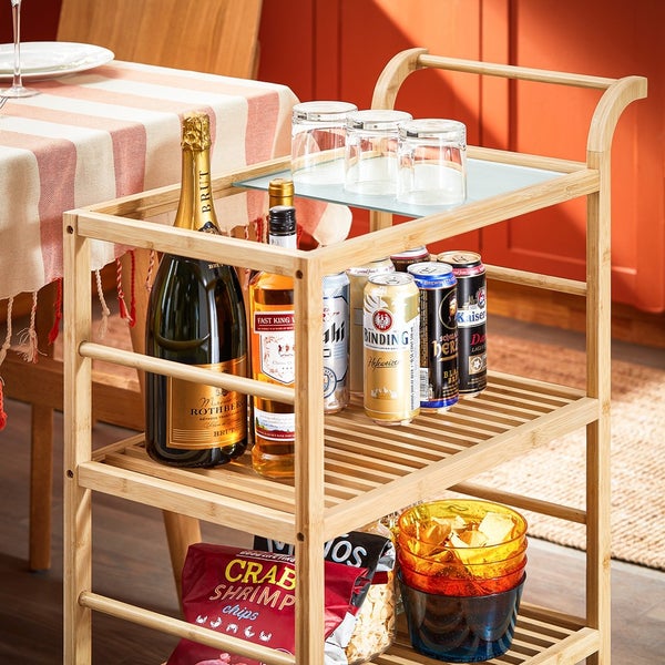 Servierwagen aus Holz mit Getränken und Snacks