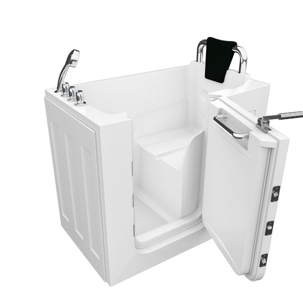 Fasssauna aus Holz mit Schindeldach auf einer Terrasse neben einer Sonnenliege in einem hellen Garten.