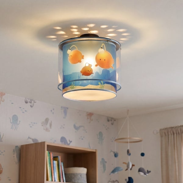 Deckenleuchte für Kinderzimmer mit Unterwasser Motiv und Fisch Design in zylindrischer Form für eine warme Raumbeleuchtung.