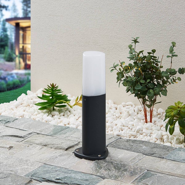 Helles Kinderzimmer mit Kleiderständer, Spielzeug und Bärenstuhl