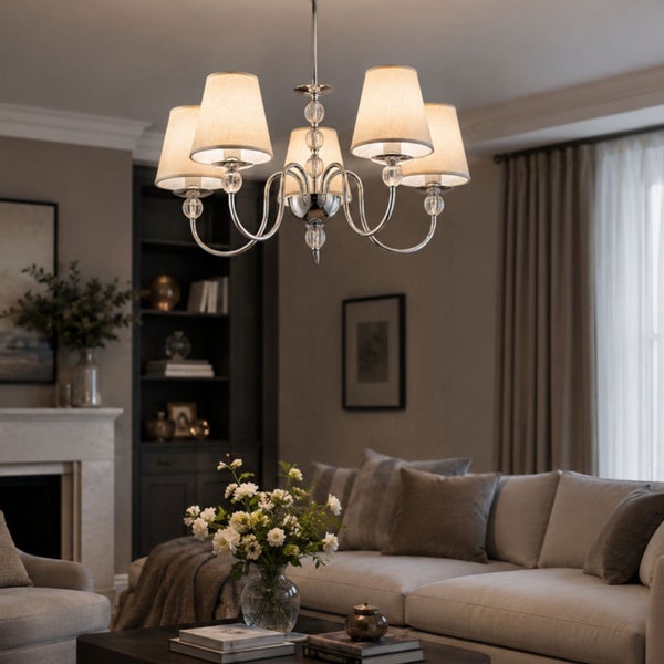 Klassischer Kronleuchter mit fünf Stoffschirmen und verchromtem Gestell in einem elegant eingerichteten Wohnzimmer.