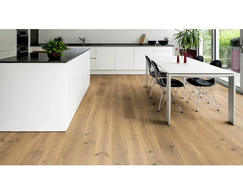 Heller Raum mit Holzboden, Küchentheke und Esstisch