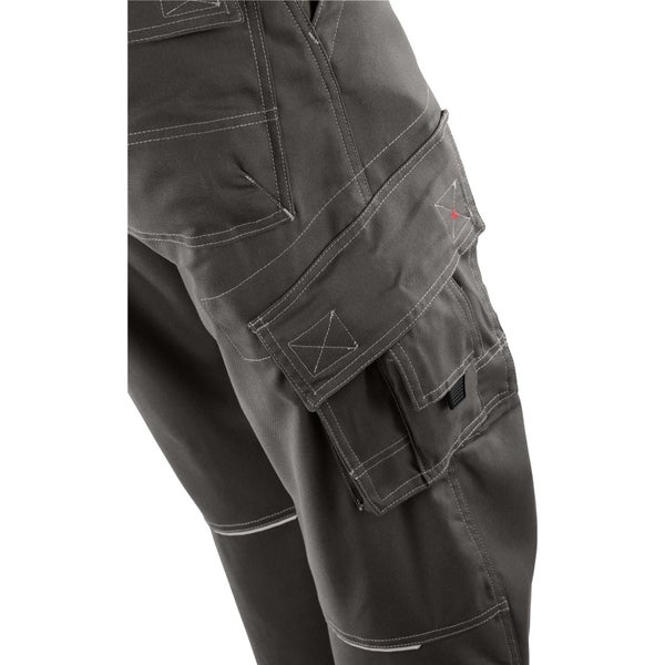 Detailaufnahme einer Arbeitshose mit Cargotasche