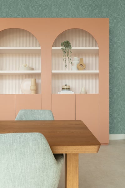 Helle Szene mit Esstisch und Regalschrank im Wohnbereich