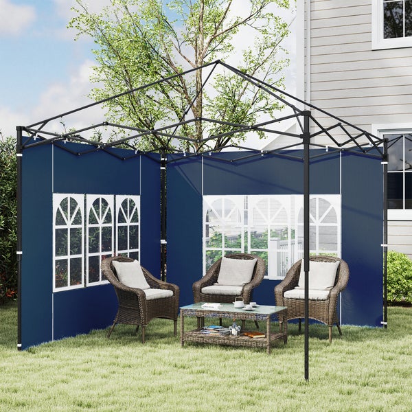 Moderner blauer Faltpavillon mit zwei Seitenwänden und Fenstern, davor eine Sitzgruppe aus Rattansesseln und einem Glastisch auf einem Rasen.