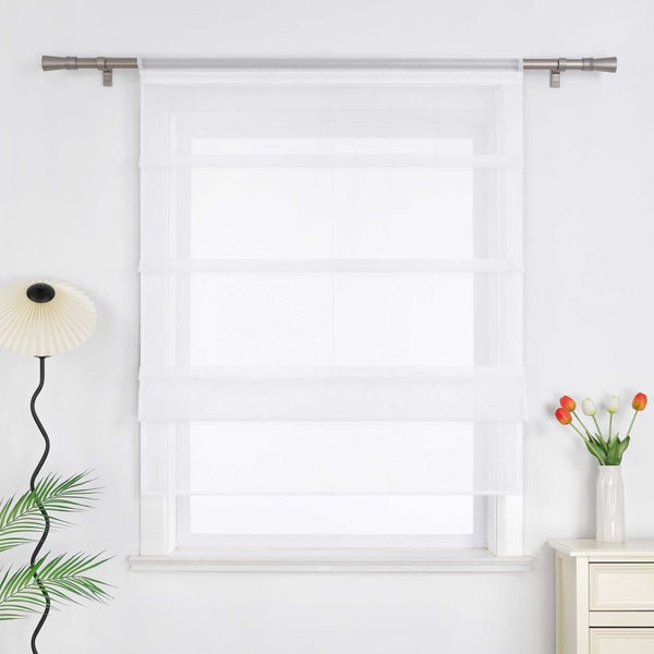 Fenster mit Gardinenstange und weißem Faltrollo
