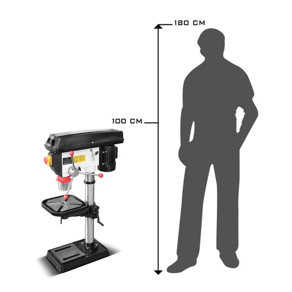 Tischbohrmaschine mit einer Höhe von 100 cm neben einer 180 cm großen Person zur Größenansicht.