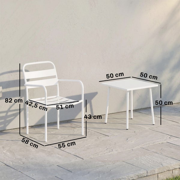 Weißer Gartenstuhl aus Metall und Beistelltisch mit Maßen: Stuhl 82 mal 55 mal 58 Zentimeter, Tisch 50 mal 50 mal 50 Zentimeter.