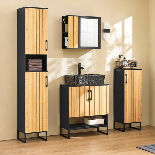 Badezimmerensemble mit Waschbeckenunterschrank, Spiegelschrank und Hochschränken aus Holz und Metall