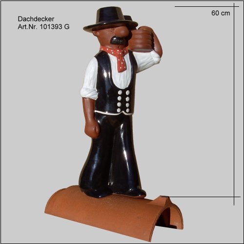 Dachdecker-Firstschmuck aus Ton in schwarzer Zunftkleidung mit rotem Halstuch, trägt Dachziegel, Höhe 60 Zentimeter, auf Firstziegel.