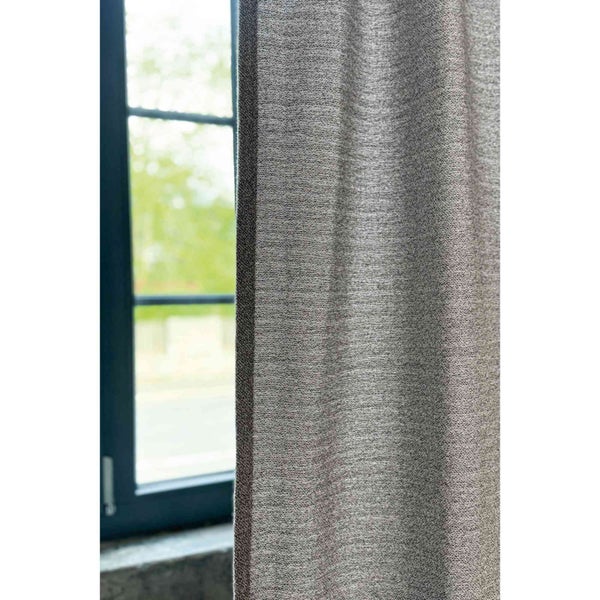 Gardine vor einem Fenster