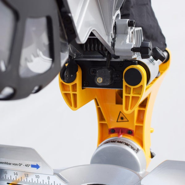 Detailaufnahme einer Kapp- und Gehrungssäge mit Laser