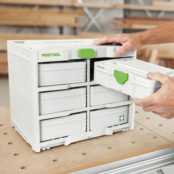 Hellgraue Festool Systainer 3 Schubladenbox mit sechs ausziehbaren Schubfächern zur Aufbewahrung von Kleinteilen und Zubehör. Festool Logo.