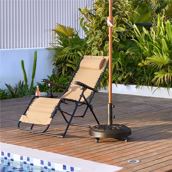 Entspannungsszene im Freien mit Liegestuhl, Sonnenschirm und tropischen Pflanzen