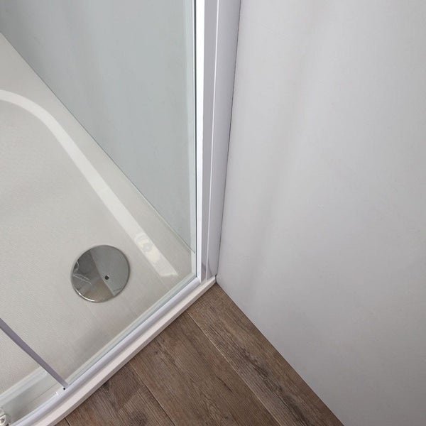 Detailansicht einer Duschkabine mit Bodenablauf und Holzboden