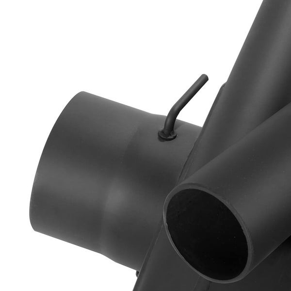 Detailaufnahme eines schwarzen Ofenrohrs