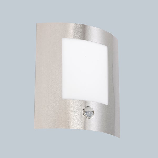 Gebogene Außenwandleuchte aus gebürstetem Edelstahl mit quadratischem Kunststoffdiffusor und integriertem Bewegungsmelder.