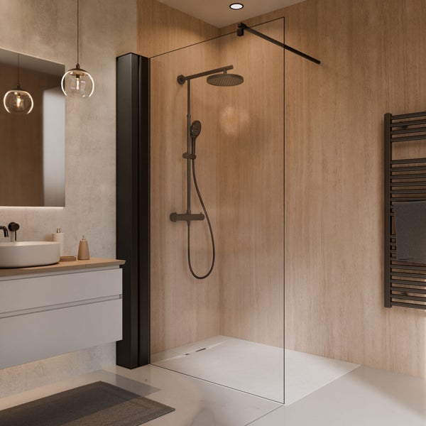 Modernes helles Badezimmer mit begehbarer Dusche, Glastrennwand und schwarzem Duschsystem. Wand in Holzoptik, weißer Waschtisch mit Aufsatzbecken.