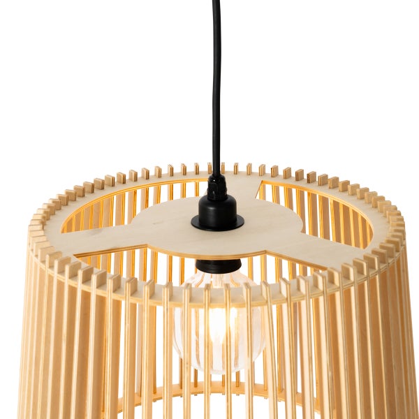 Moderne Pendelleuchte aus Holz mit einem Lampenschirm aus Holzlamellen und einem hängenden Leuchtmittel.