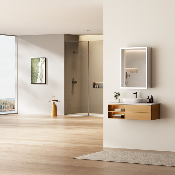 Modernes Badezimmer mit Waschtisch aus Holz, Aufsatzwaschbecken, Spiegelschrank mit Beleuchtung und bodengleicher Duschkabine.