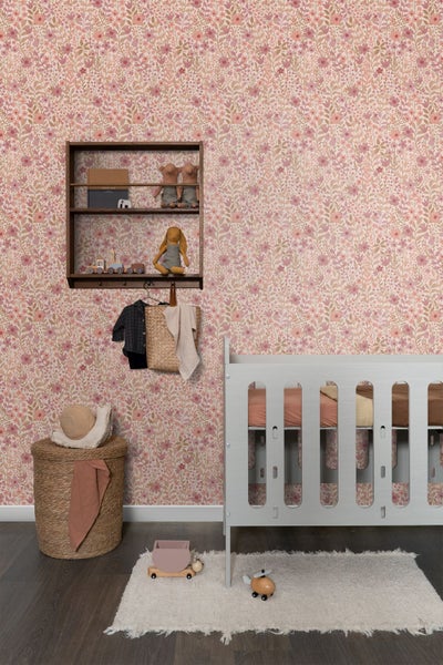 Dekoratives Kinderzimmer mit Blumentapete, Holzregal und Kinderbett