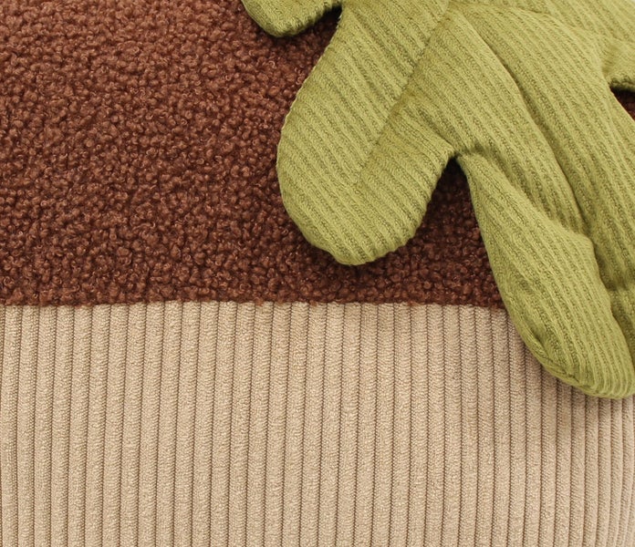 Deko Kissen mit verschiedenen Texturen in Teddyfleece und Cord Optik mit appliziertem Blattelement