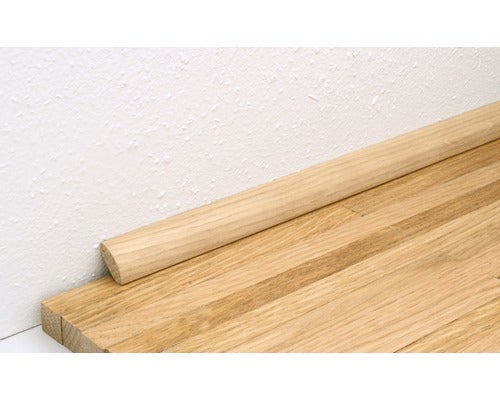 Holz-Rundstab auf Holzbrett