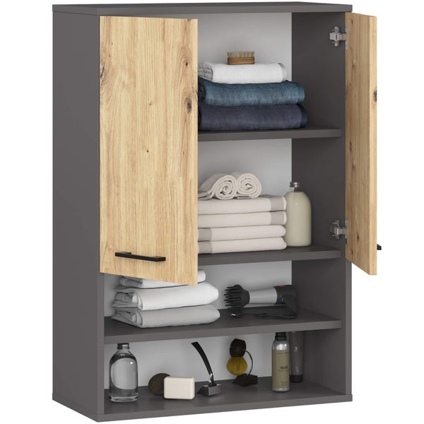 Badezimmerschrank mit geöffneten Türen und mehreren Regalen gefüllt mit Handtüchern und Badutensilien