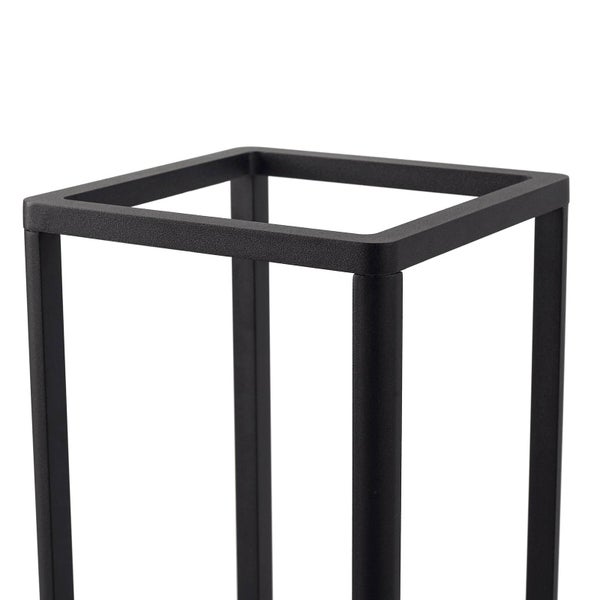 Detailansicht eines schwarzen Metallrahmens mit quadratischem Profil und strukturierter Oberfläche.