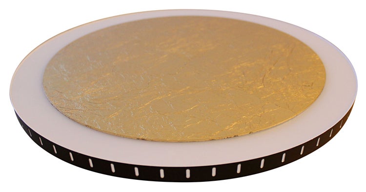 Runde LED Deckenleuchte mit goldfarbenem Zentrum in Blattgold-Optik, weißem Ring und schwarzem Rand mit Lichtschlitzen.