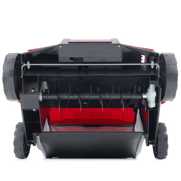 Unteransicht eines Rasenlüfters mit Fangkorb