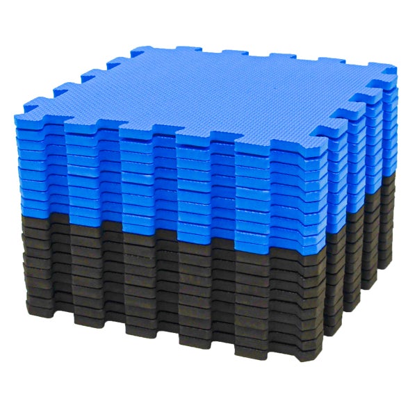 Stapel zweifarbiger Puzzlematten aus Schaumstoff in Blau und Schwarz mit strukturierter Oberfläche.