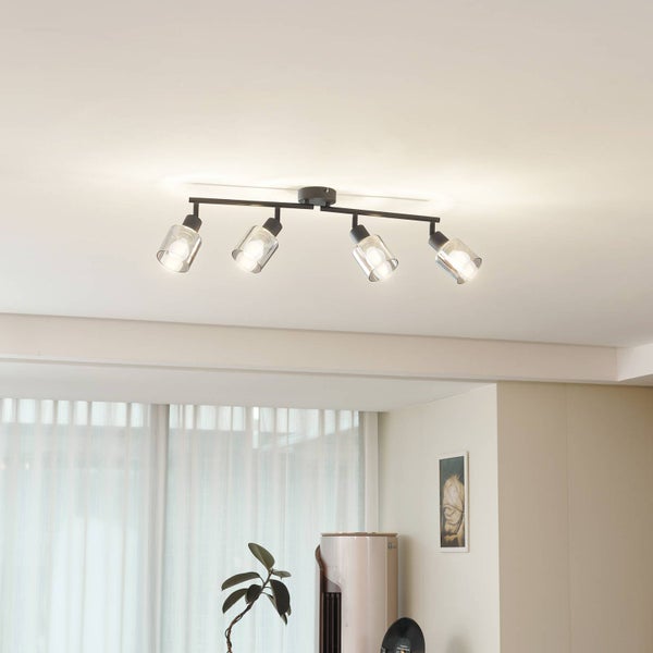 Deckenleuchte mit vier Strahlern und klaren Lampenschirmen aus Glas.