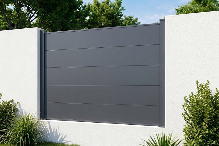 Modernes Sichtschutzelement aus Metall für den Garten installiert zwischen zwei weißen Mauern als blickdichter Zaun.