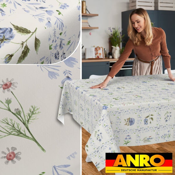 Abwaschbare Tischdecke mit floralem Patchworkmuster in Blau und Grün in einer Küche. Mit Detailansichten und ANRO Deutsche Manufaktur Logo.