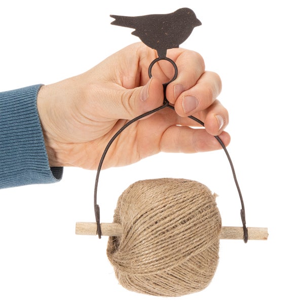 Juteschnur-Halter aus Metall mit Vogel-Motiv und Holzstab, in einer Hand gehalten.