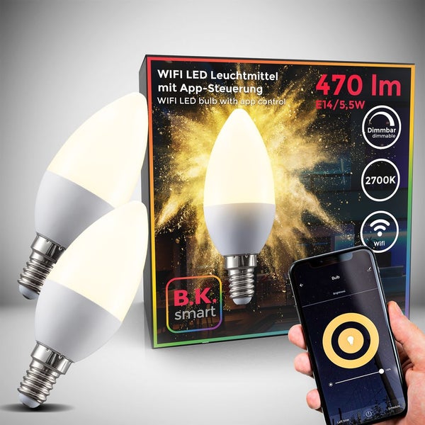 Eine Person installiert eine leuchtende LED-Kerzenlampe in eine Deckenleuchte und hält eine alte Glühbirne in der Hand.