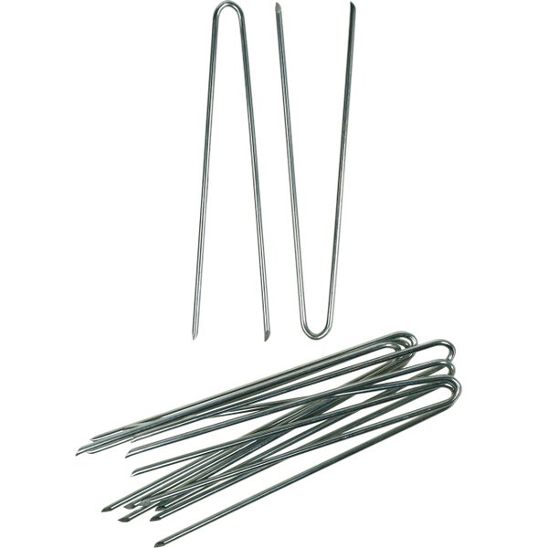Erdanker aus Metall in U-Form zur Befestigung von Unkrautvlies oder Netzen im Boden.