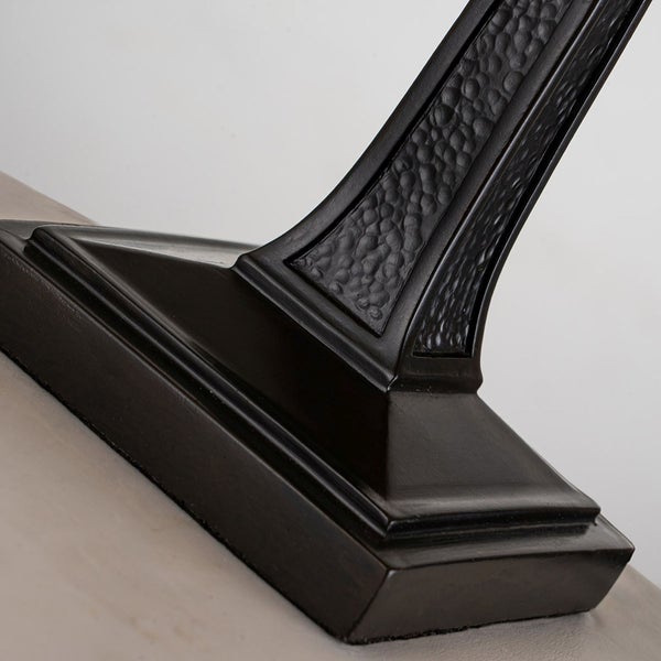 Detailansicht eines schwarzen Tischbeins mit gehämmertem Design