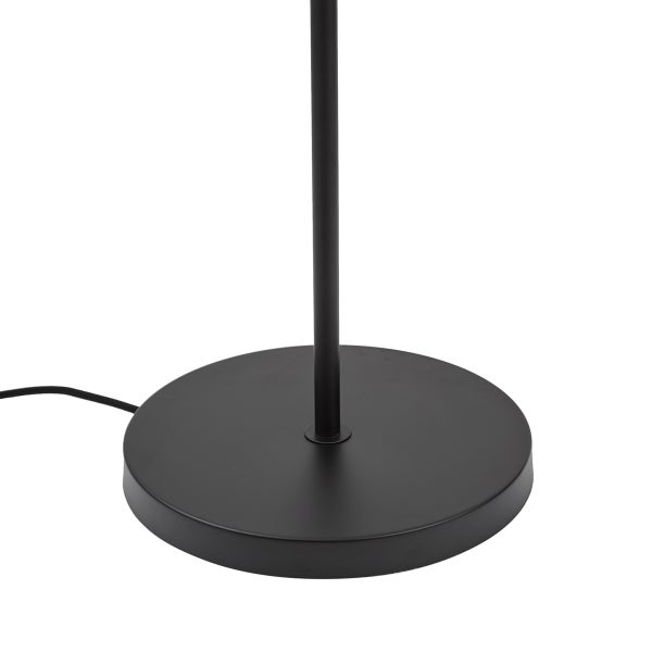 Detailaufnahme des runden Fußes einer Stehlampe.