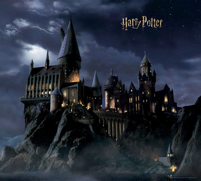 Nachtansicht von Hogwarts mit Harry Potter Logo